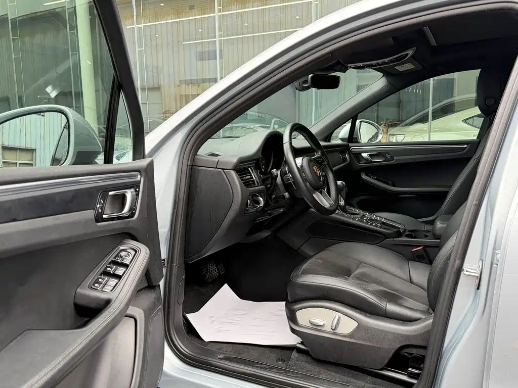 PORSCHE MACAN