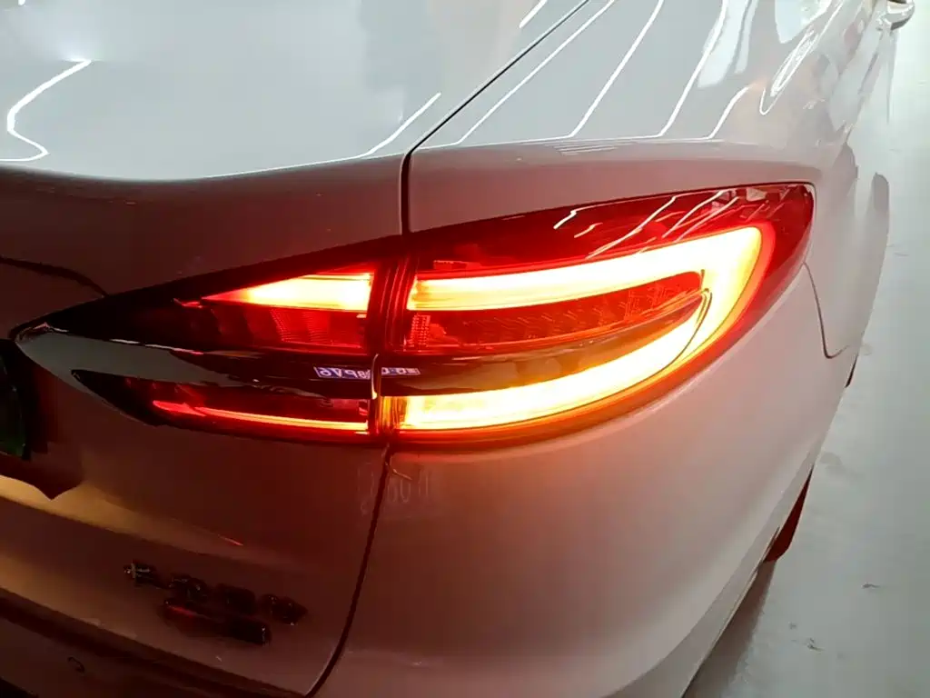 Ford Mondeo — миниатюра 8