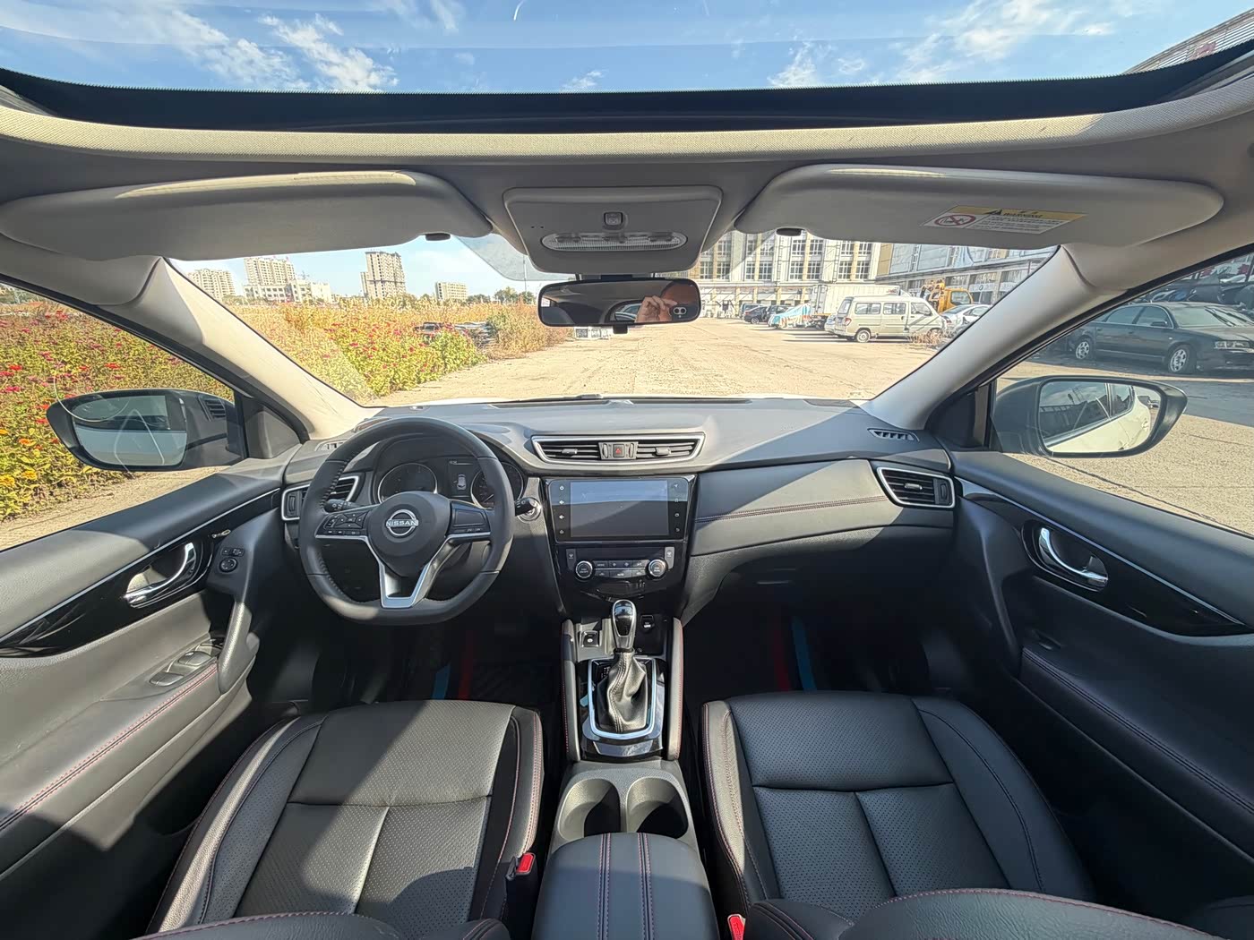 Nissan Qashqai 2.0 л 2023 г. Белый, пробег 10000 км
