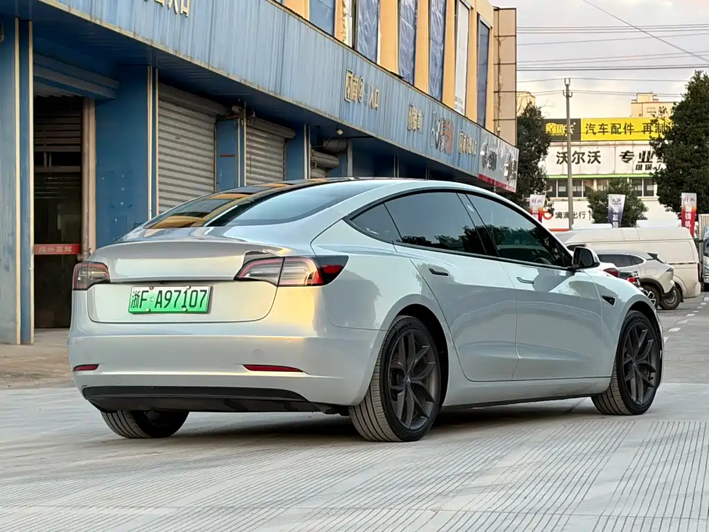 Tesla Model 3 — миниатюра 6