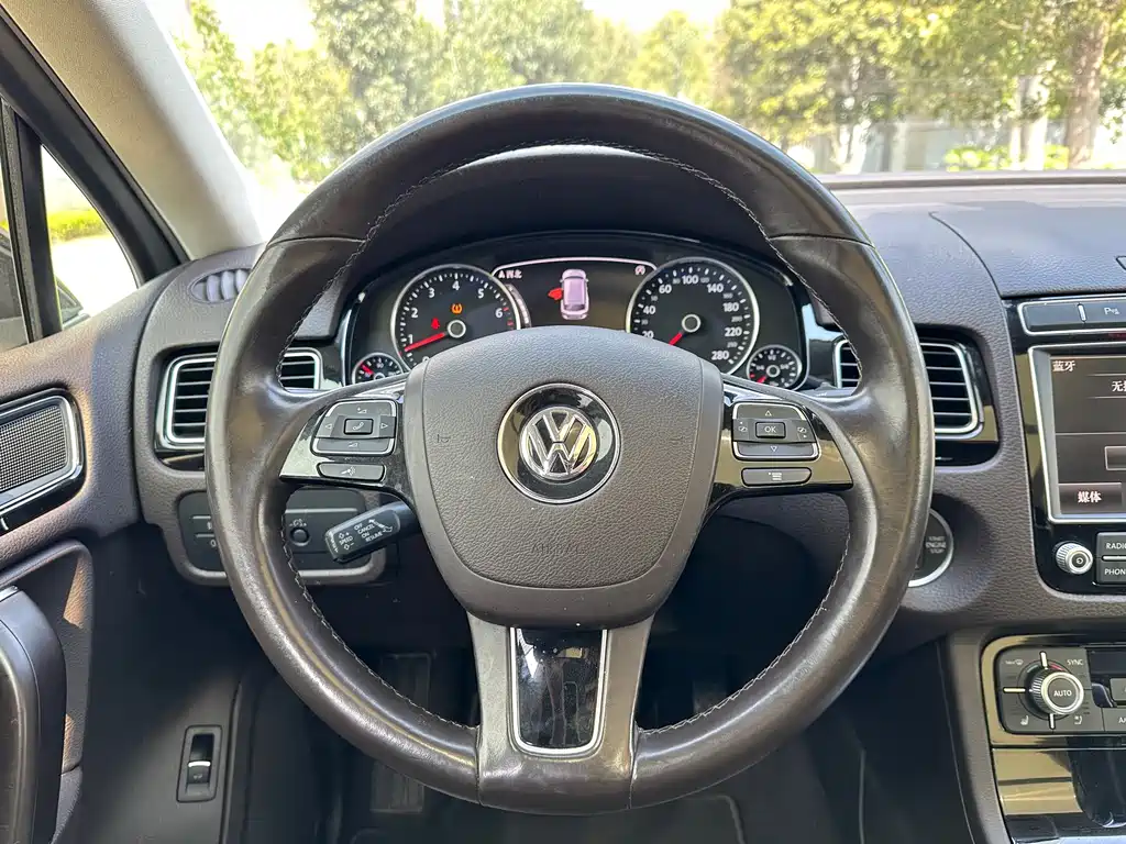 VOLKSWAGEN TOUAREG
