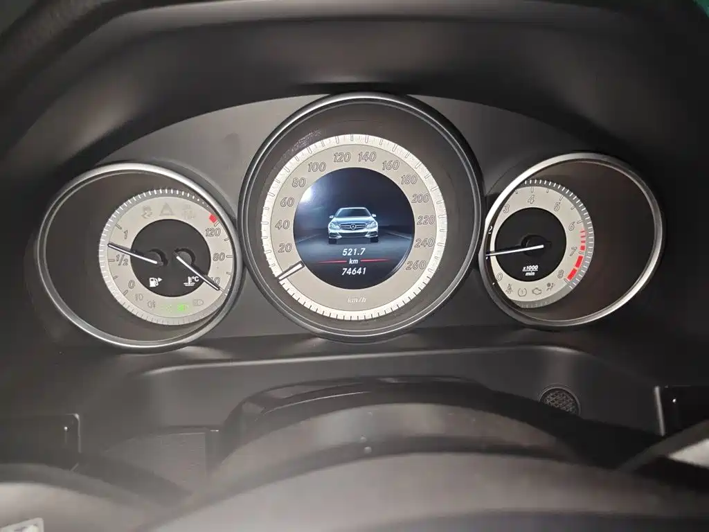 Mercedes-Benz E-Class — миниатюра 5