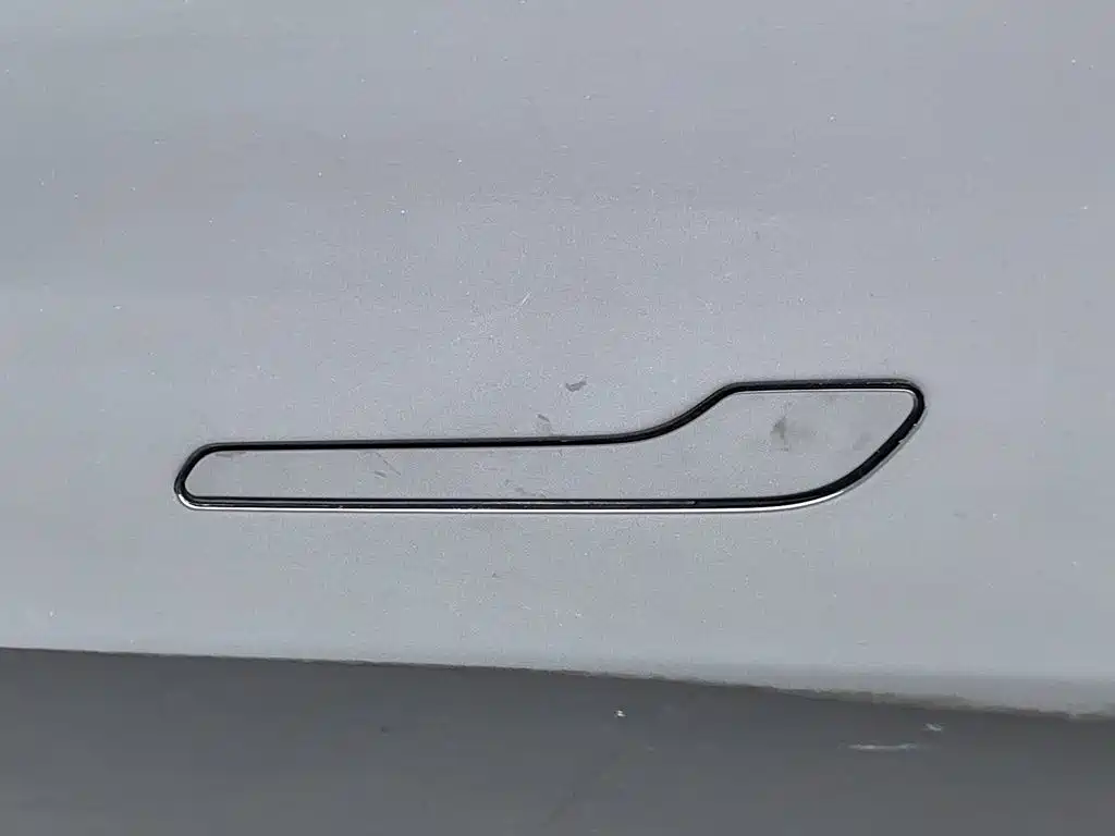 Tesla Model Y — миниатюра 18
