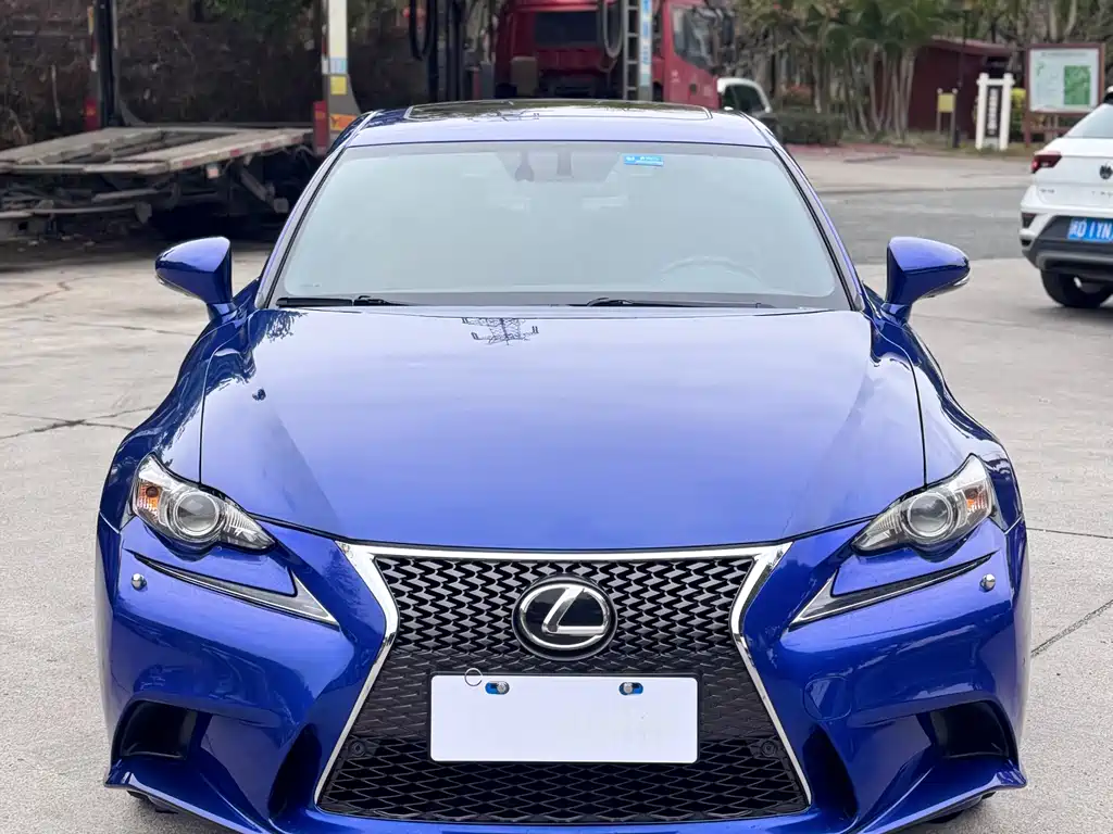 LEXUS IS
