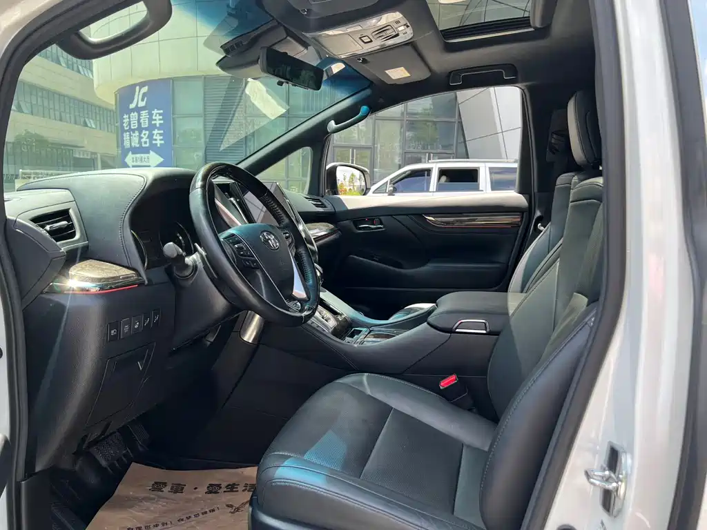 Toyota Vellfire 2023 2.5L HV Luxury