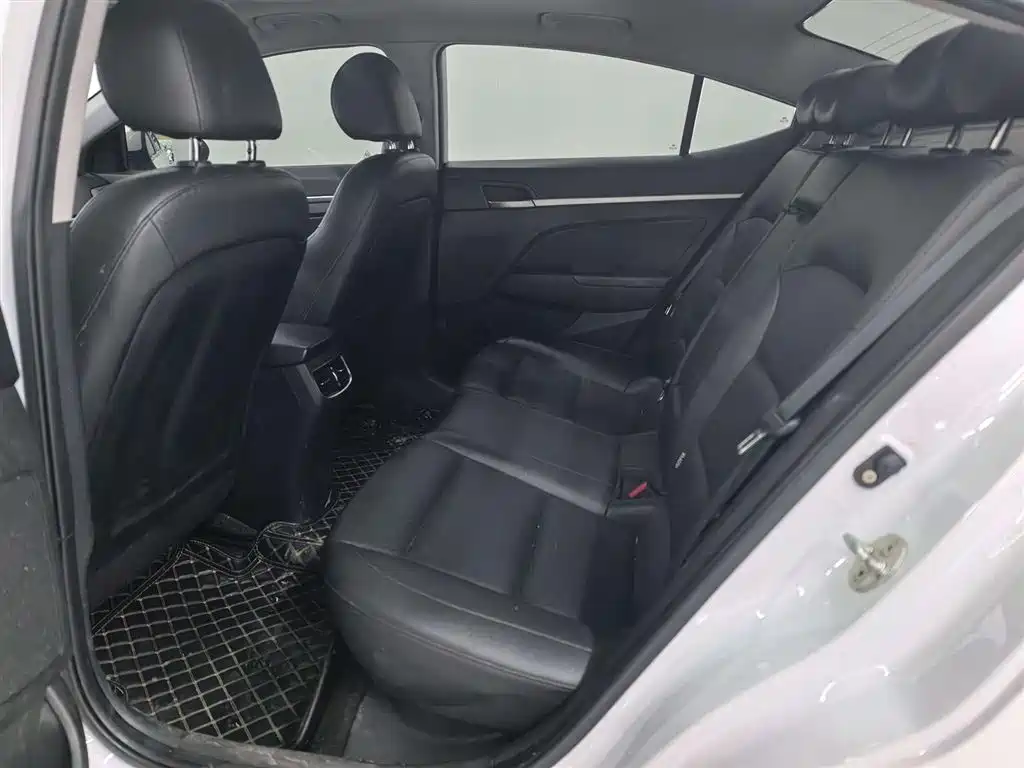 Hyundai Elantra — миниатюра 12