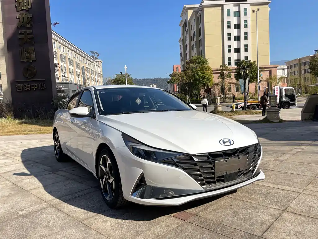 HYUNDAI ELANTRA