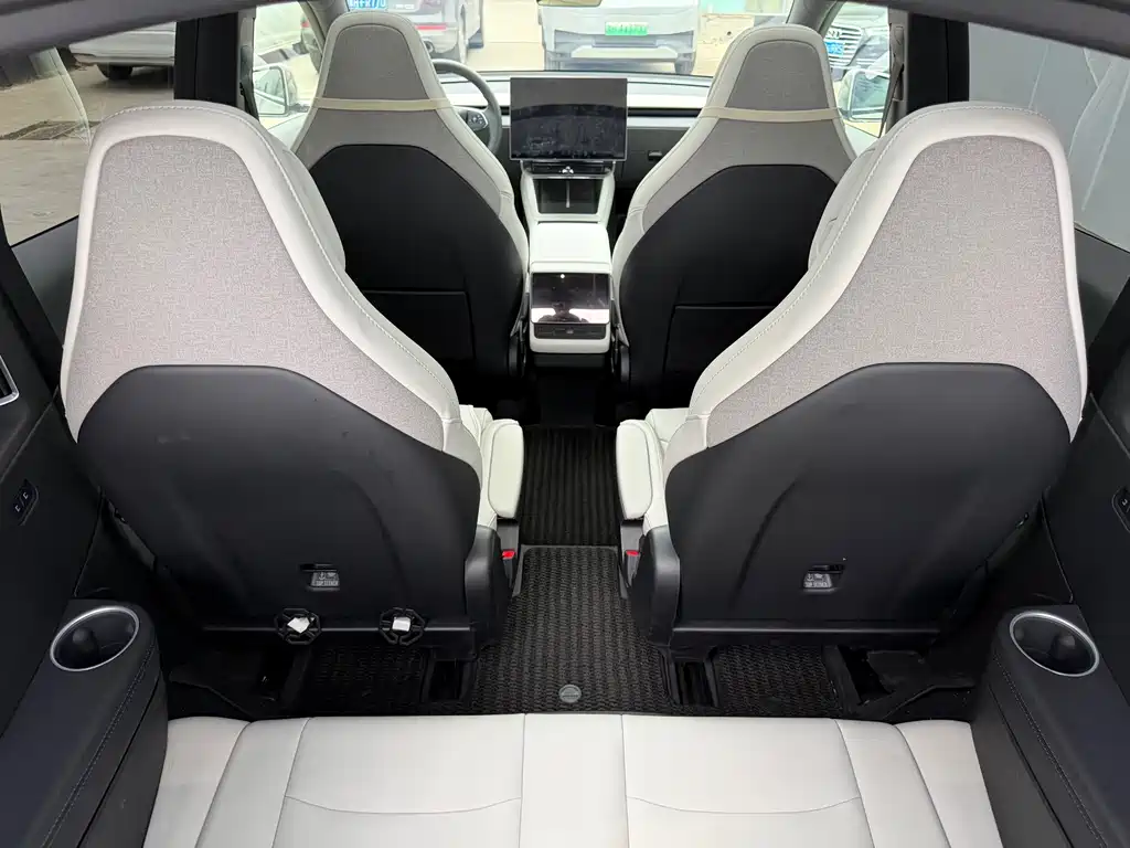 Tesla Model Y L — миниатюра 7