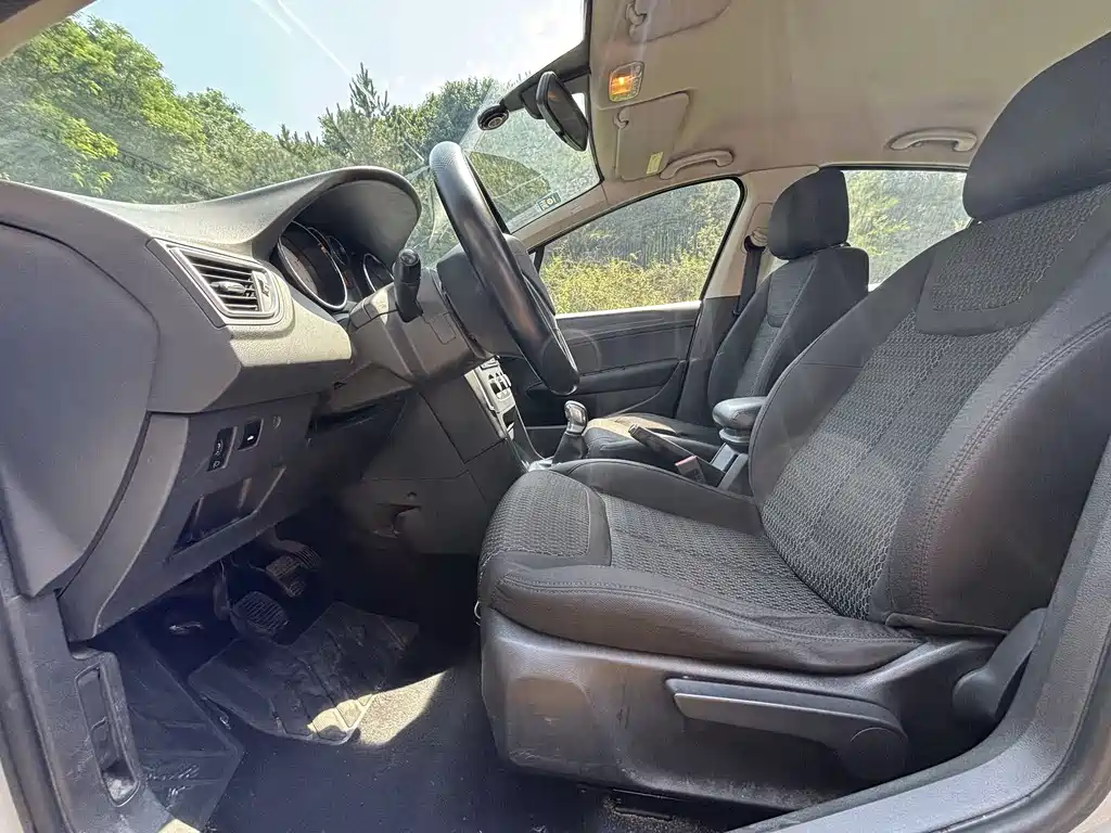 Peugeot 308 2014 1.6L MT