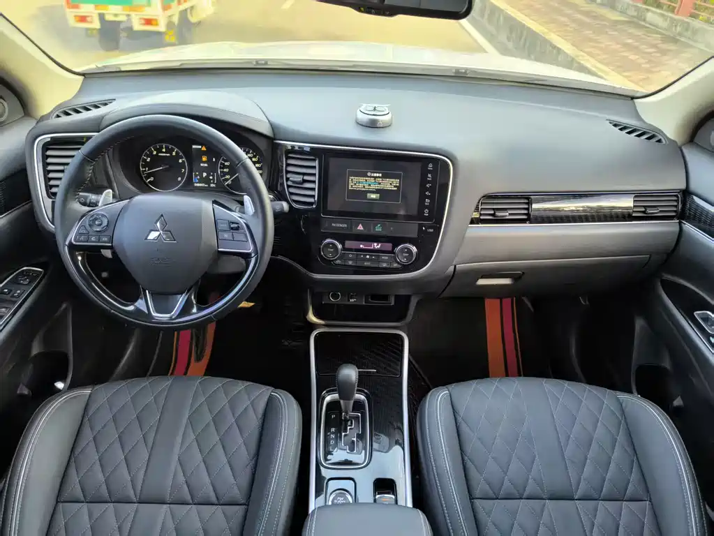 MITSUBISHI OUTLANDER