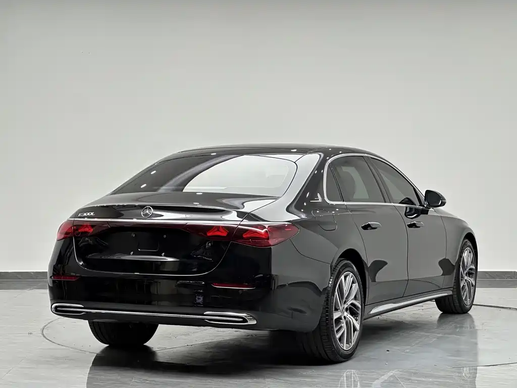 Mercedes-Benz E-Class — миниатюра 8