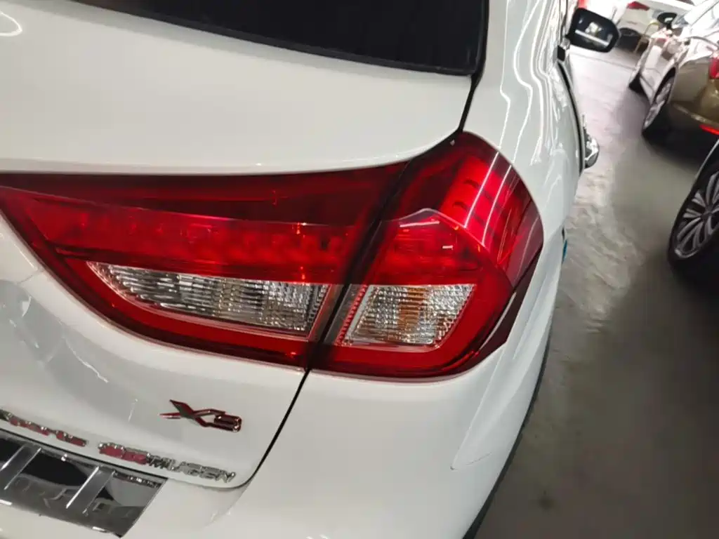 Geely Vision X3 — миниатюра 8