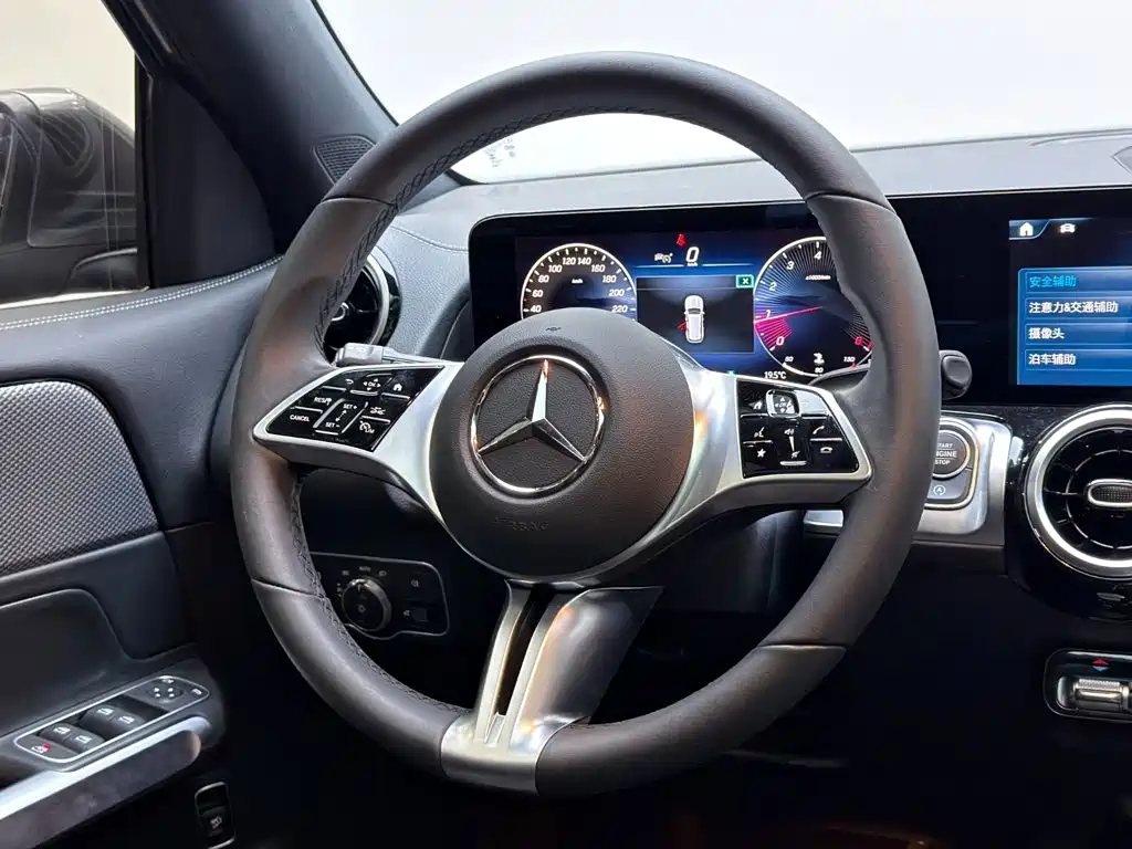 Mercedes-Benz GLB — миниатюра 10