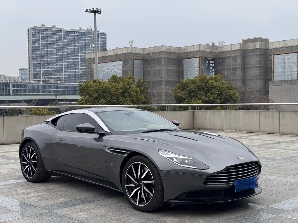 ASTON MARTIN DB11