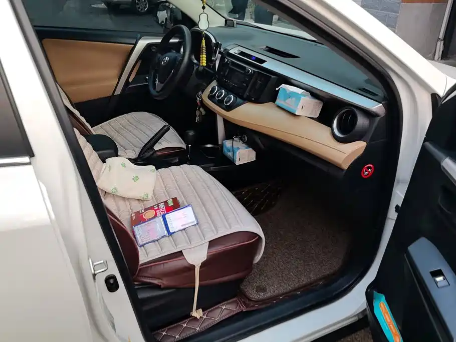 Toyota RAV4 — миниатюра 8