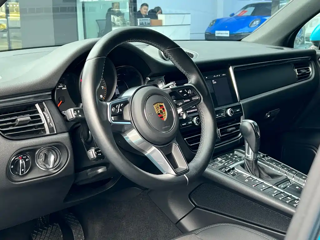 PORSCHE MACAN