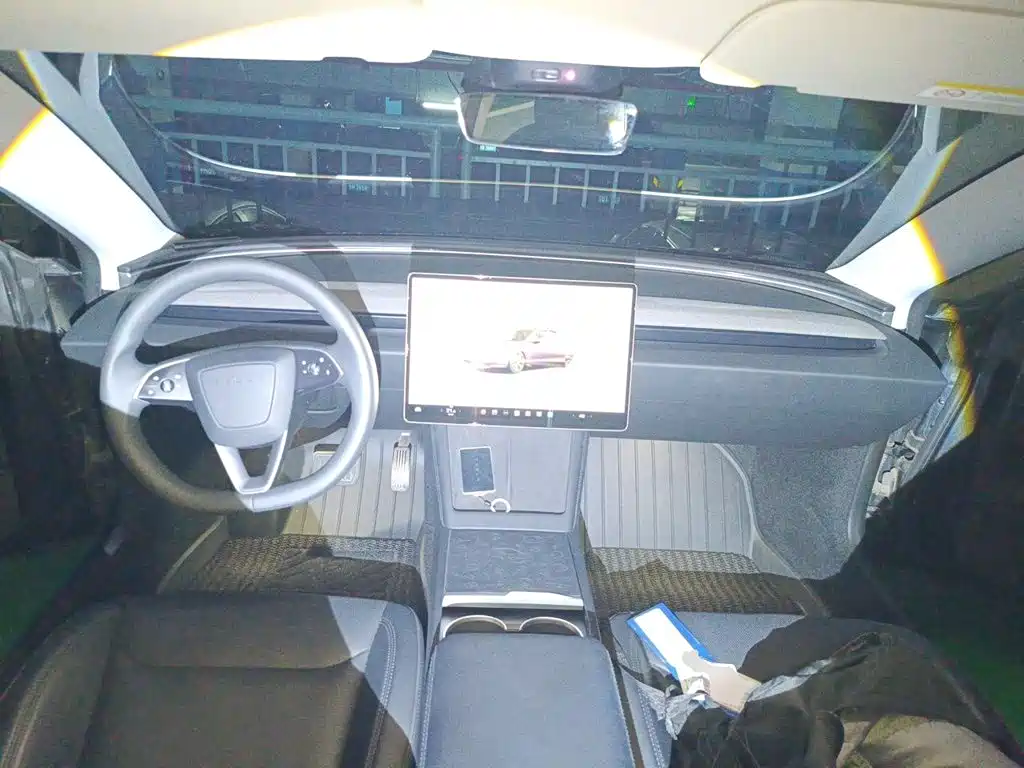 Tesla Model 3 — миниатюра 10