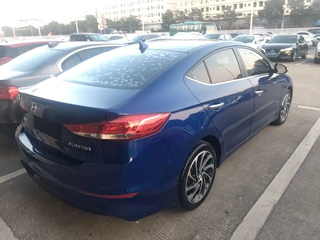 Hyundai Elantra — миниатюра 7