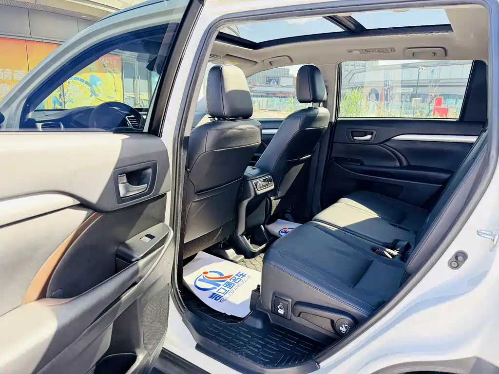 Toyota Highlander 2021 2.0T Luxury 7 мест