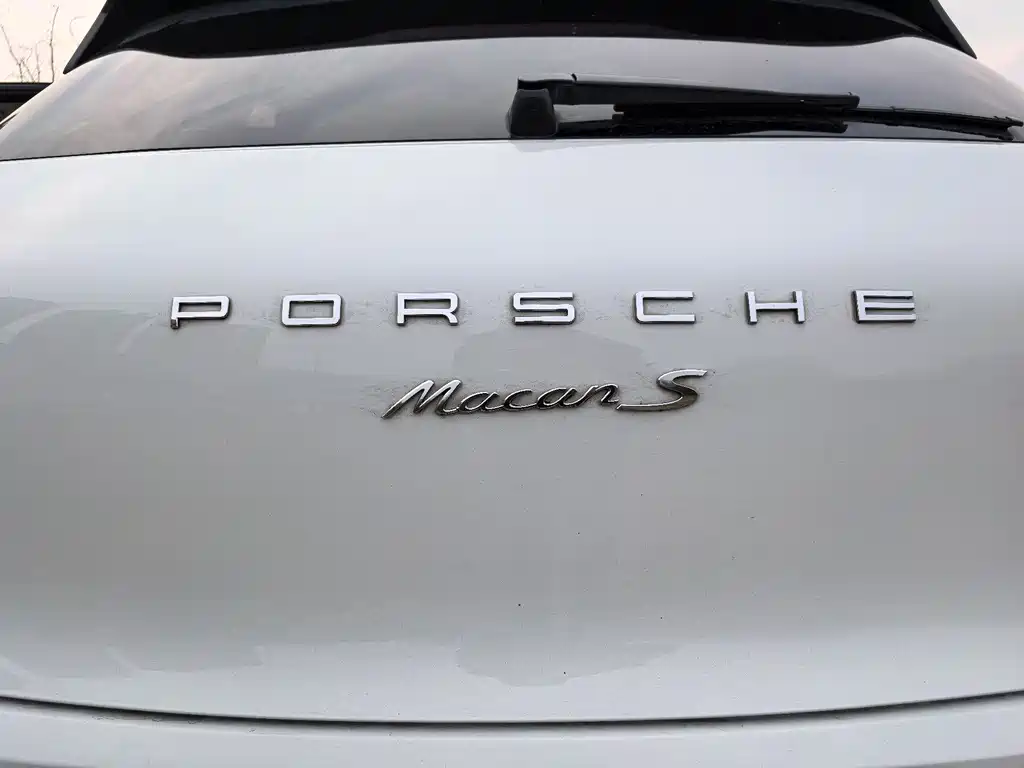 PORSCHE MACAN
