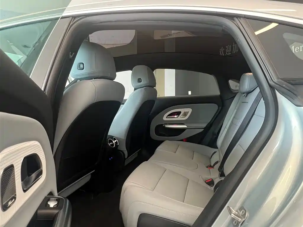 Mercedes-Benz CLA 2025 300L