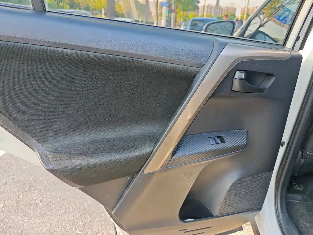 Toyota RAV4 — миниатюра 10