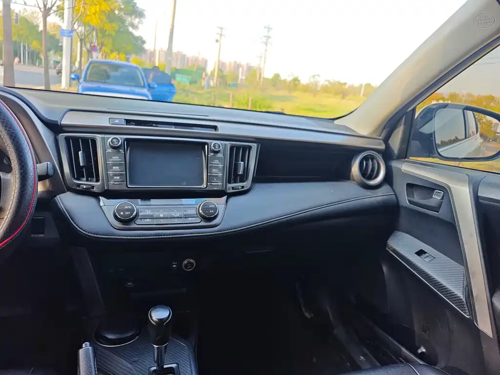 Toyota RAV4 — миниатюра 13