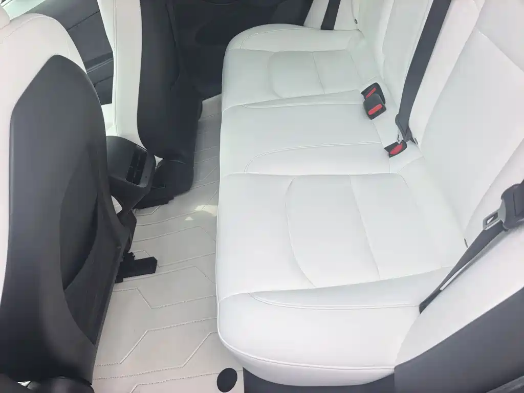Tesla Model 3 — миниатюра 8