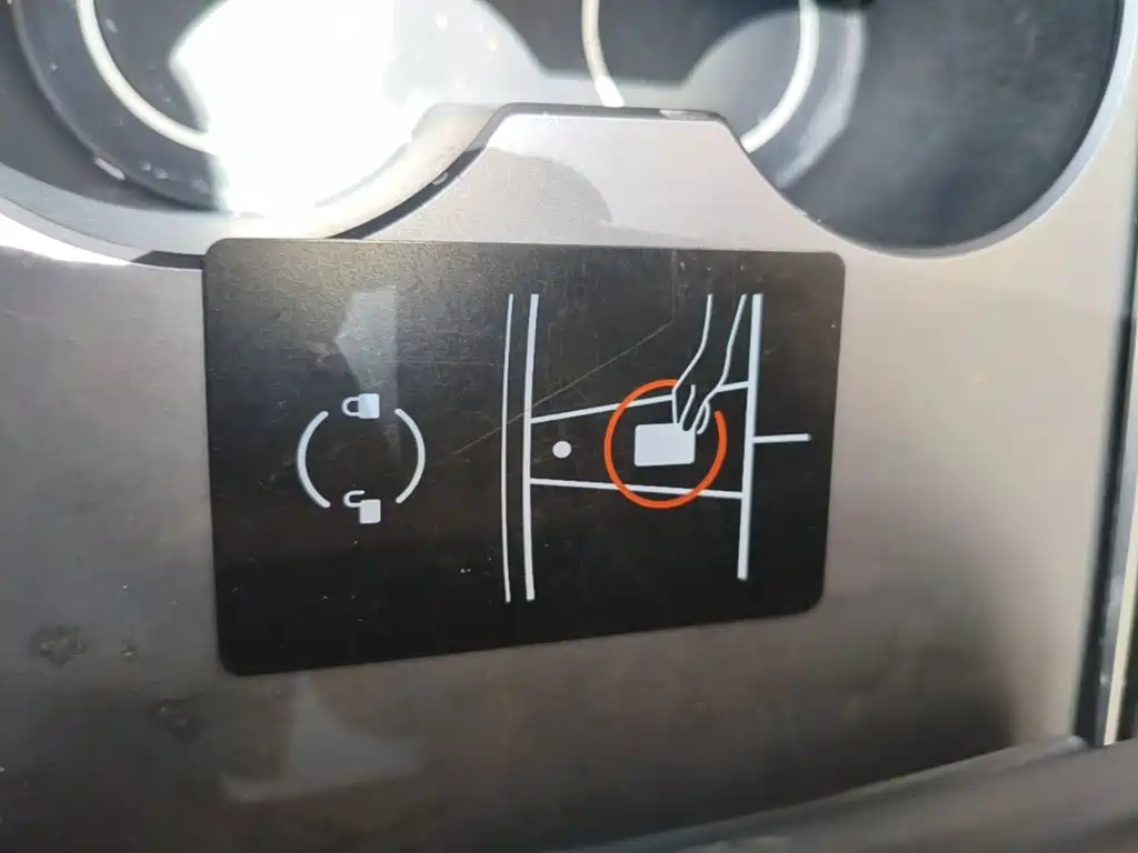 Tesla Model Y — миниатюра 9