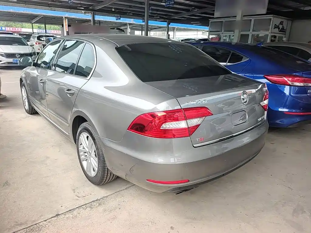 Skoda Superb — миниатюра 5