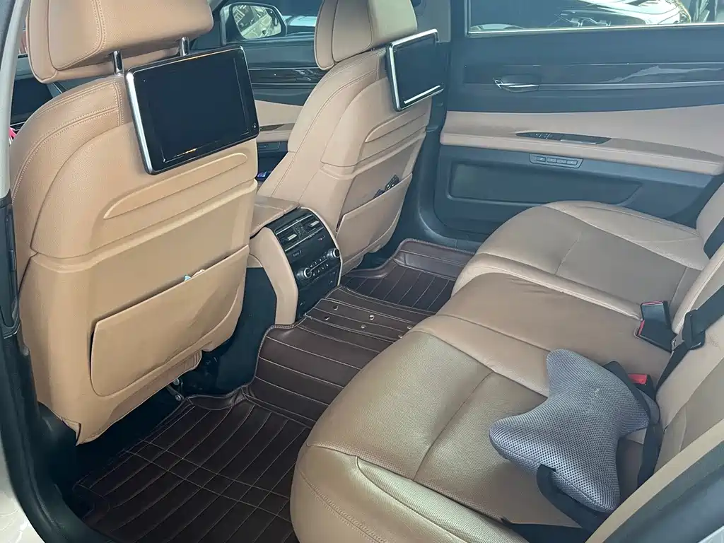 BMW 7 Series — миниатюра 13