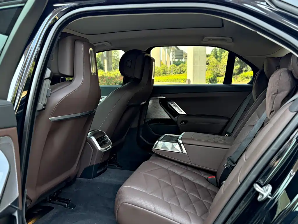 BMW 7 Series — миниатюра 7