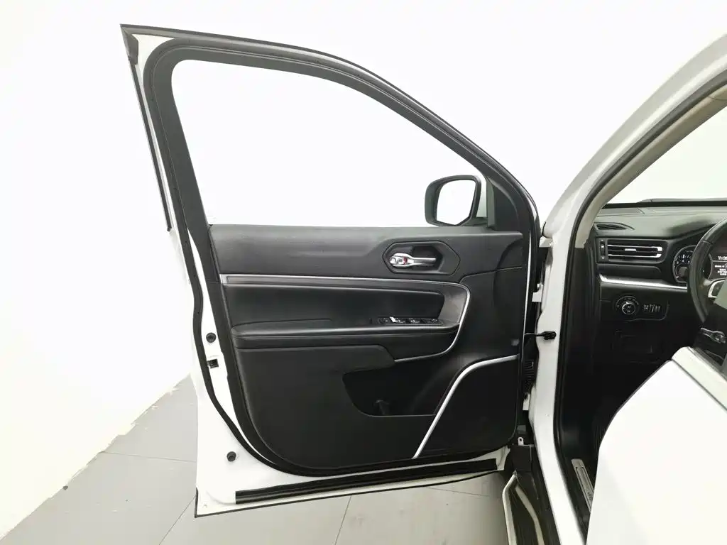 Jeep Commander — миниатюра 8