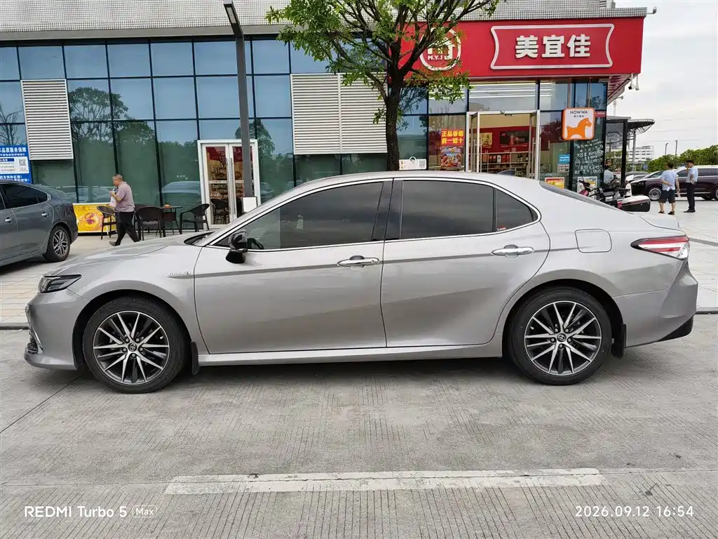 Toyota Camry — миниатюра 3