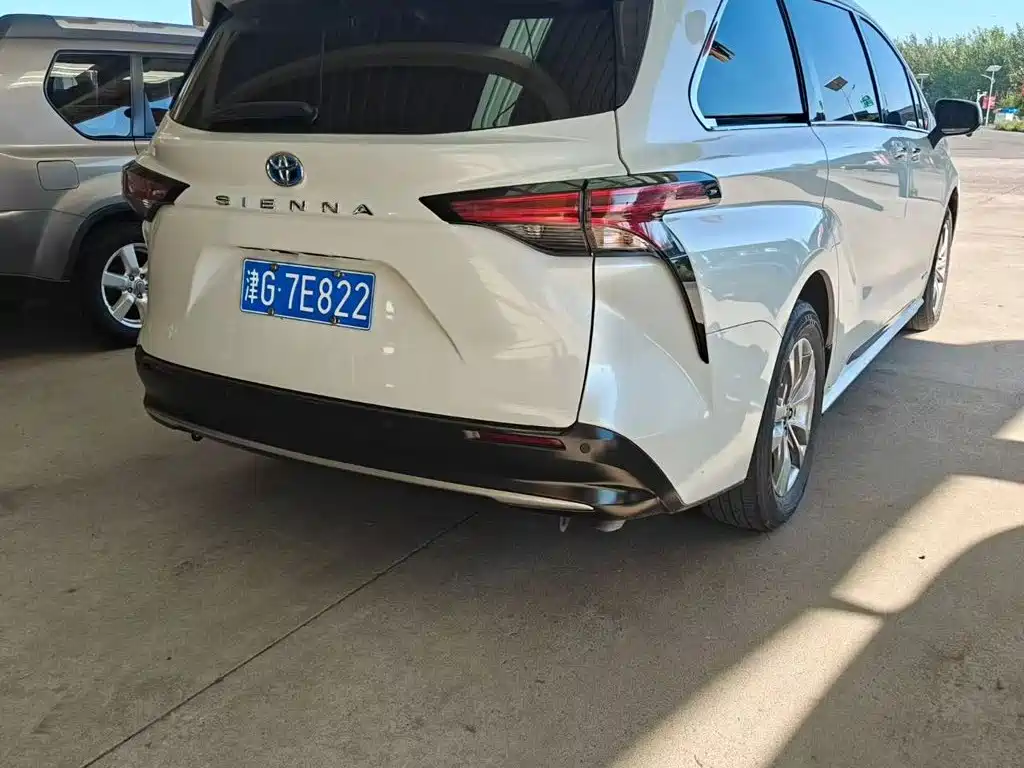 Toyota Sienna — миниатюра 3