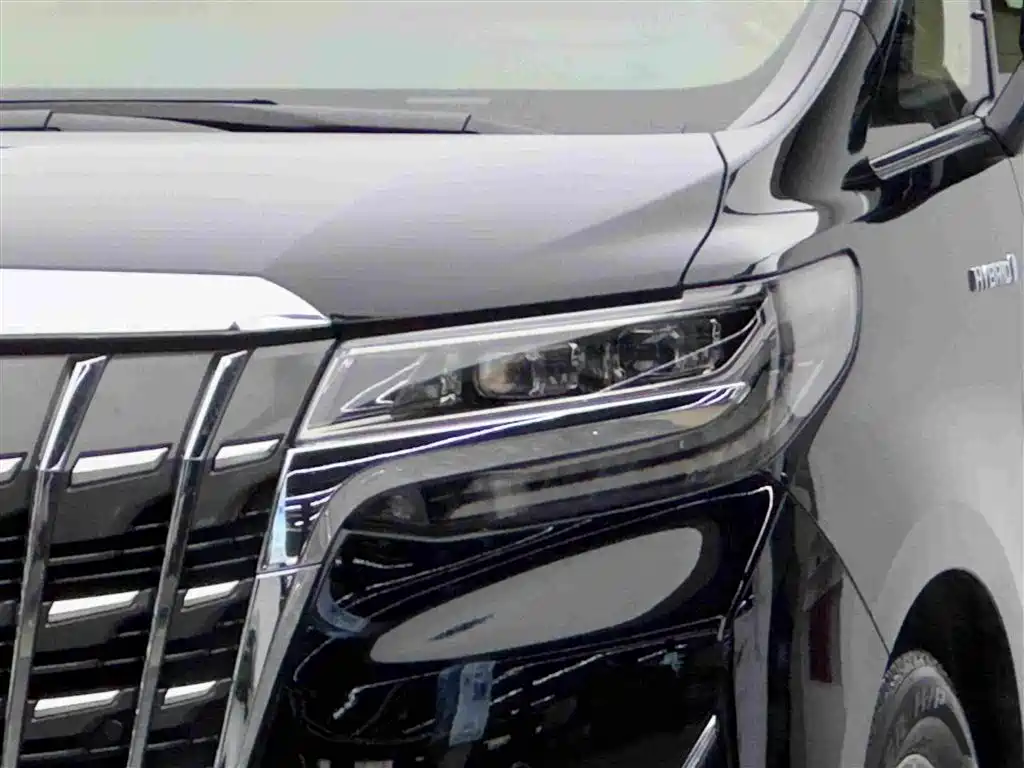 Toyota Alphard — миниатюра 3
