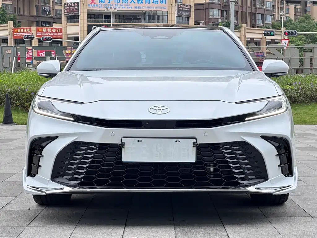 Toyota Camry — миниатюра 2