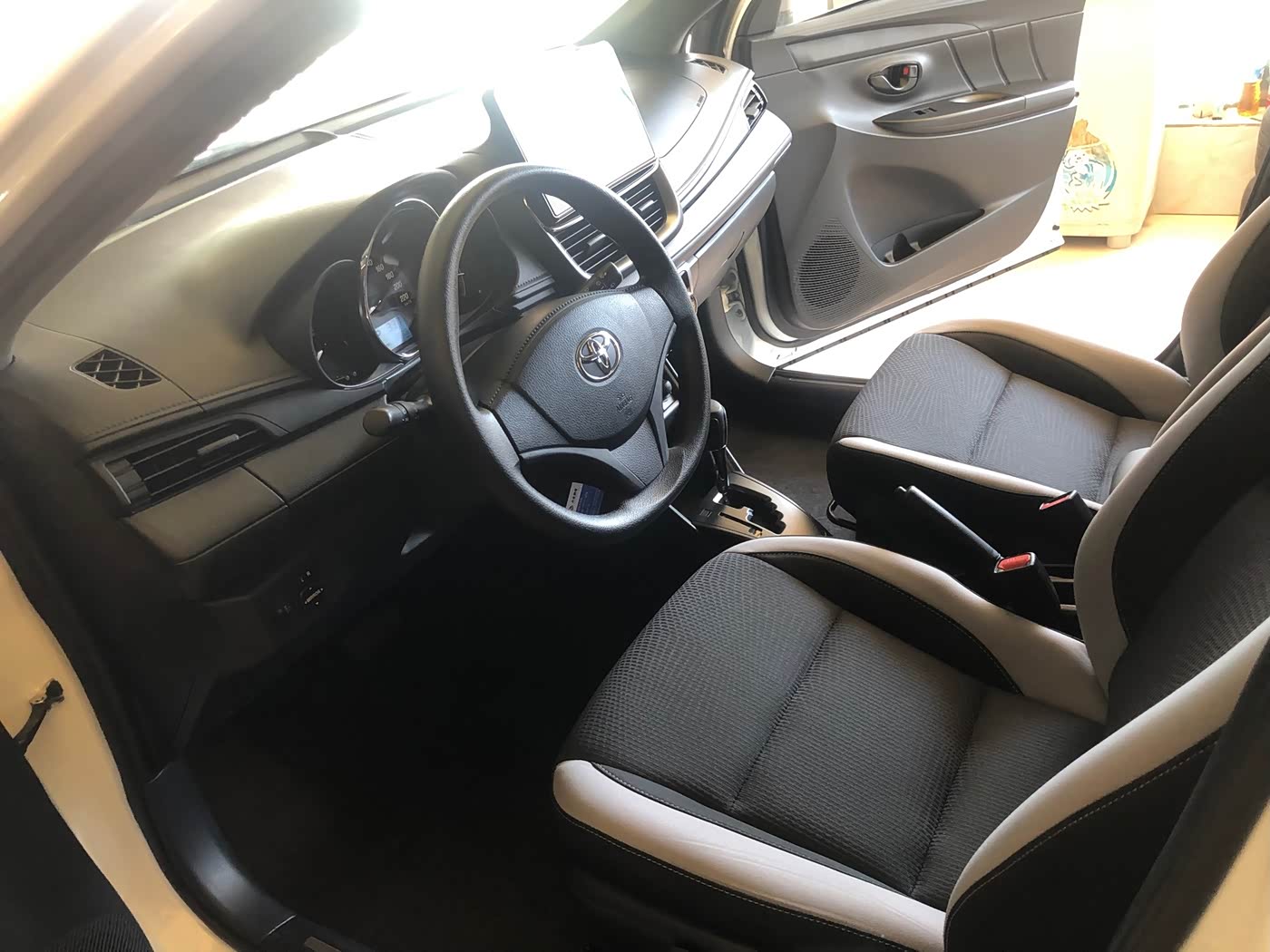 Toyota YARiS L Zhi Xuan 1.5 л 2021 г. Белый, пробег 8600 км