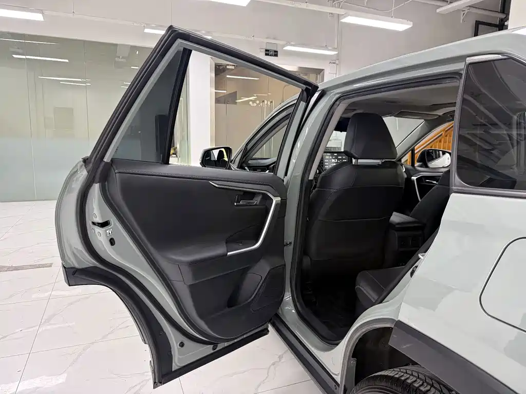Toyota RAV4 — миниатюра 13