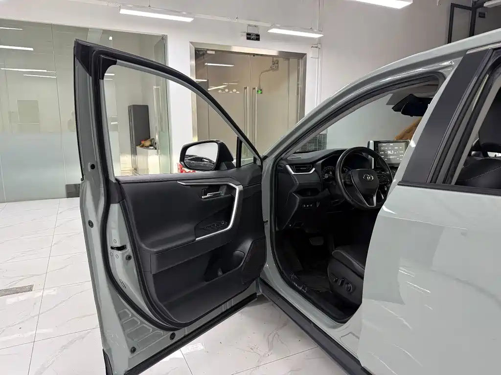 Toyota RAV4 — миниатюра 8