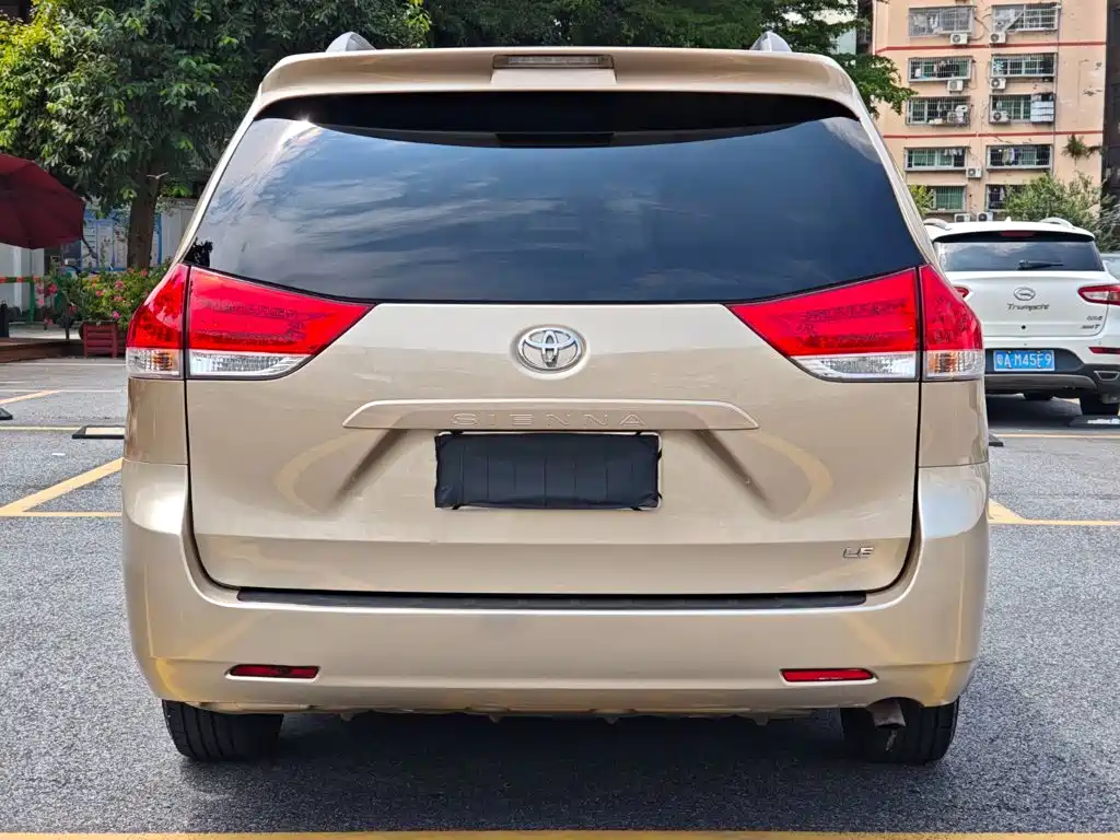 Toyota Sienna — миниатюра 6