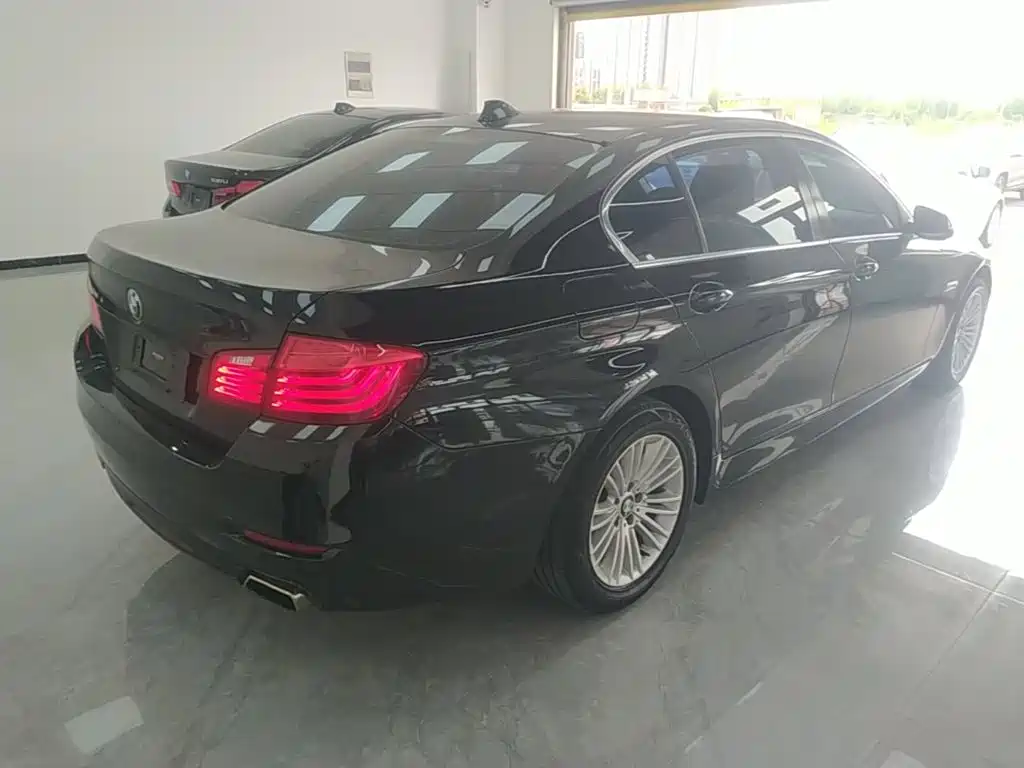 BMW 5 Series — миниатюра 7