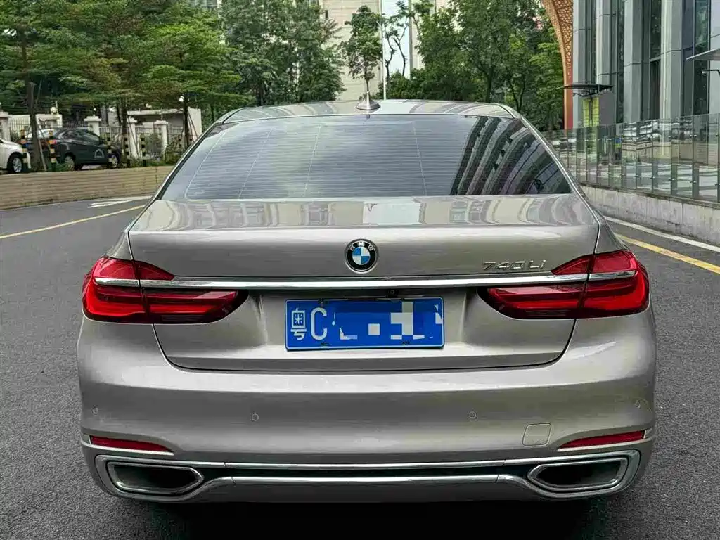 BMW 7 Series — миниатюра 5