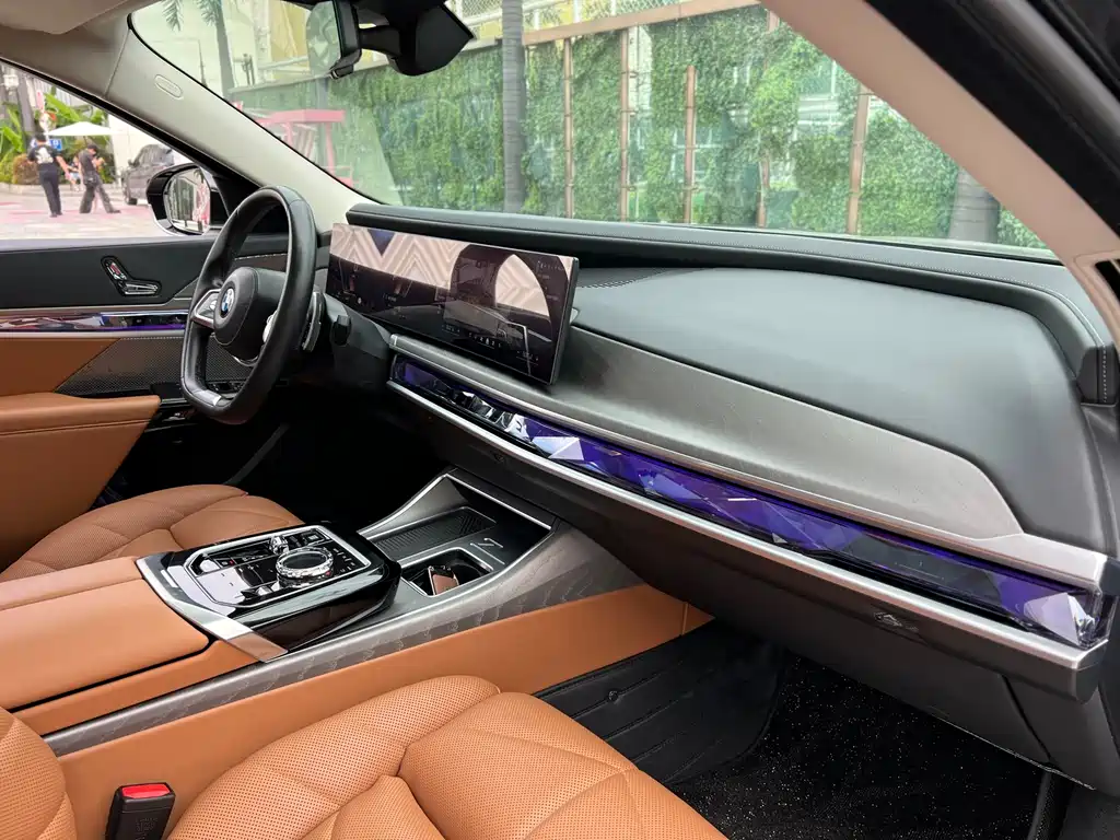 BMW 7 Series — миниатюра 11