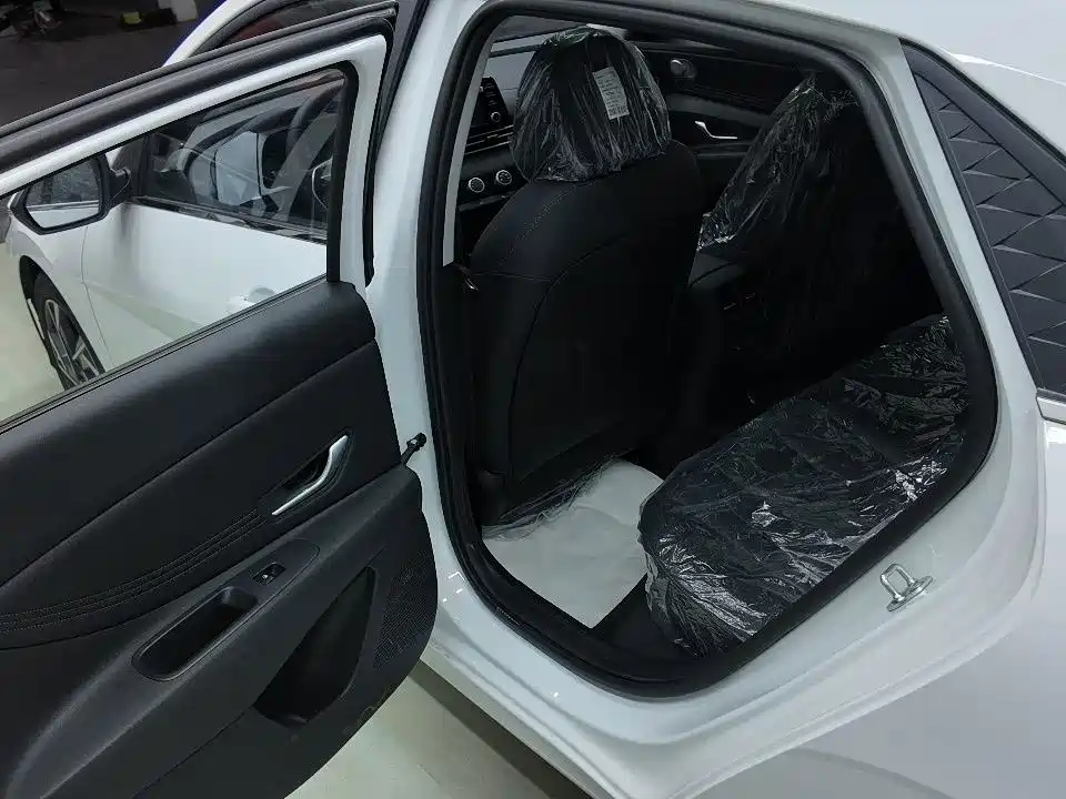 Hyundai Elantra — миниатюра 10