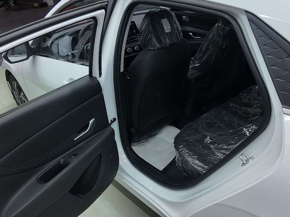 Hyundai Elantra 1.5 л 2025 г. Белый, пробег 700 км
