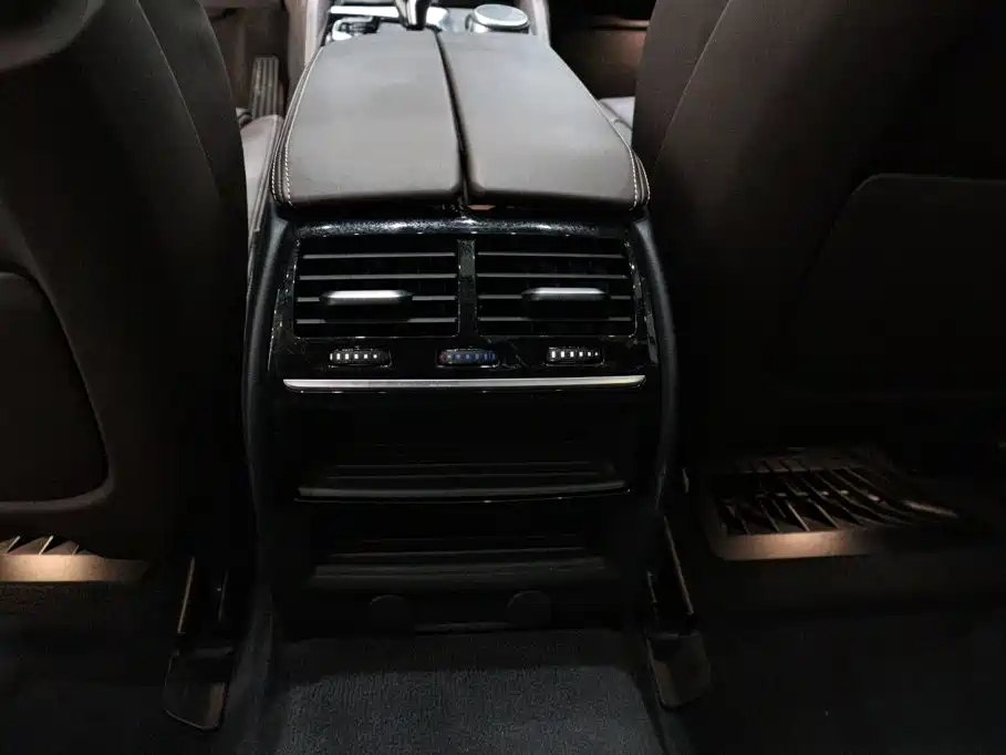BMW 5 Series New Energy — миниатюра 8