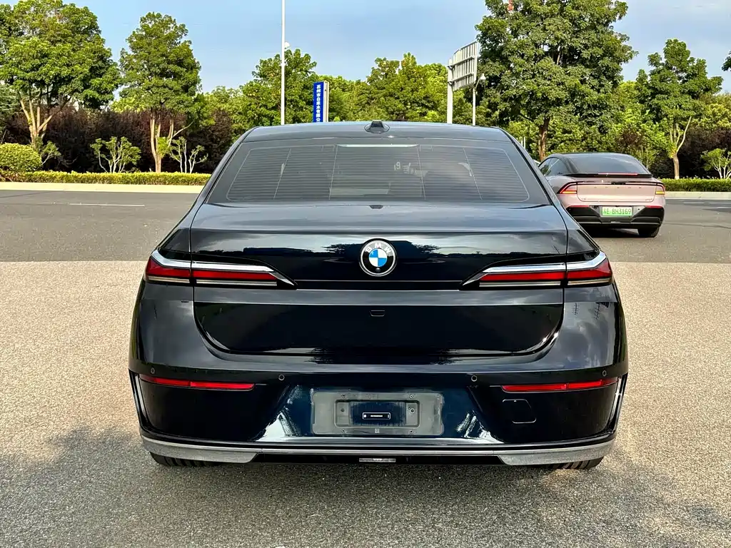 BMW 7 Series — миниатюра 7