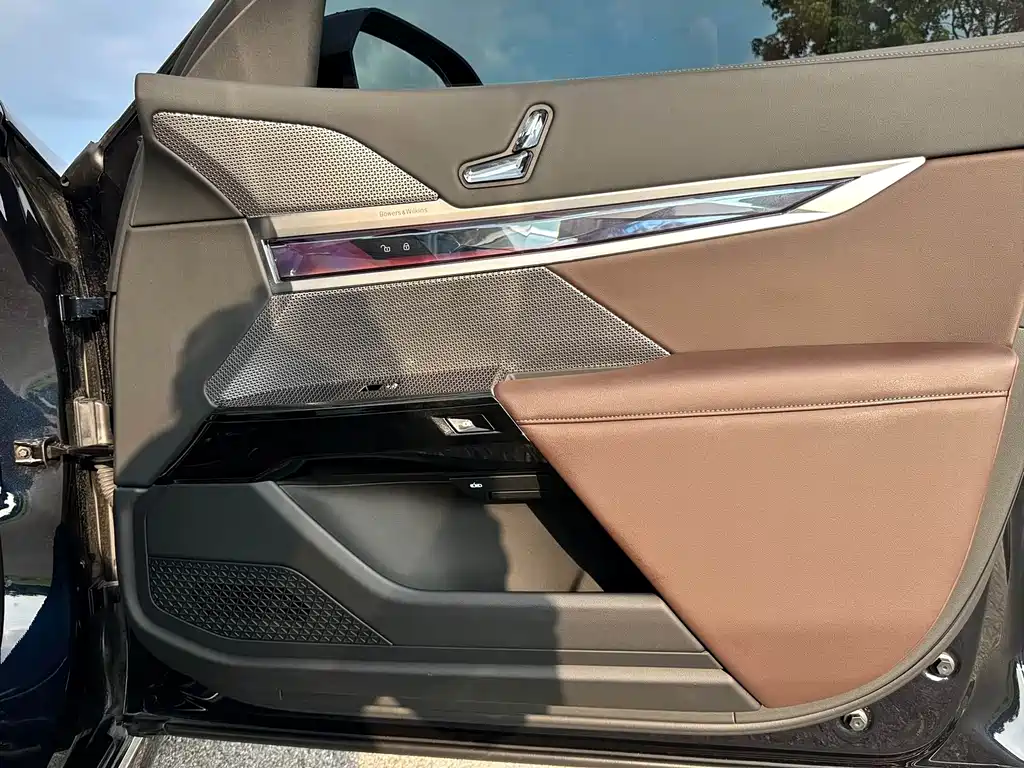 BMW 7 Series — миниатюра 9