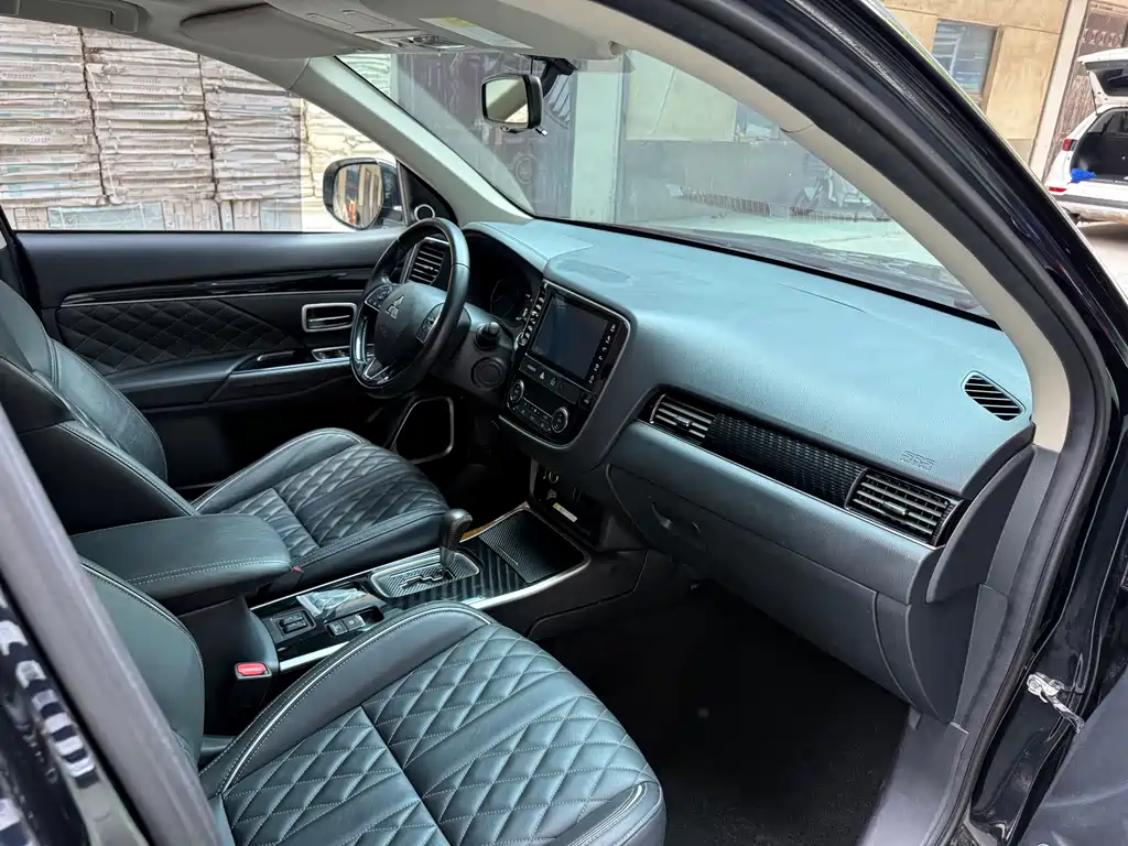 Mitsubishi Outlander — миниатюра 10